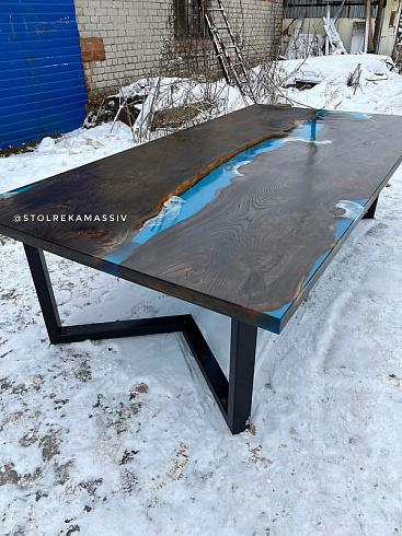 Обеденный loft стол из массива карагача и смолы