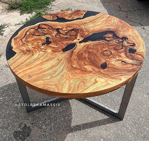 Круглый стол из эпоксидной смолы и дерева